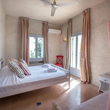 Villa Paros Sleeps 12 T478610 *